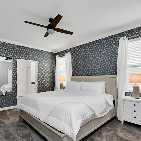 Luxurious 9 Bed/5 Bath Home With Free Pool Heat